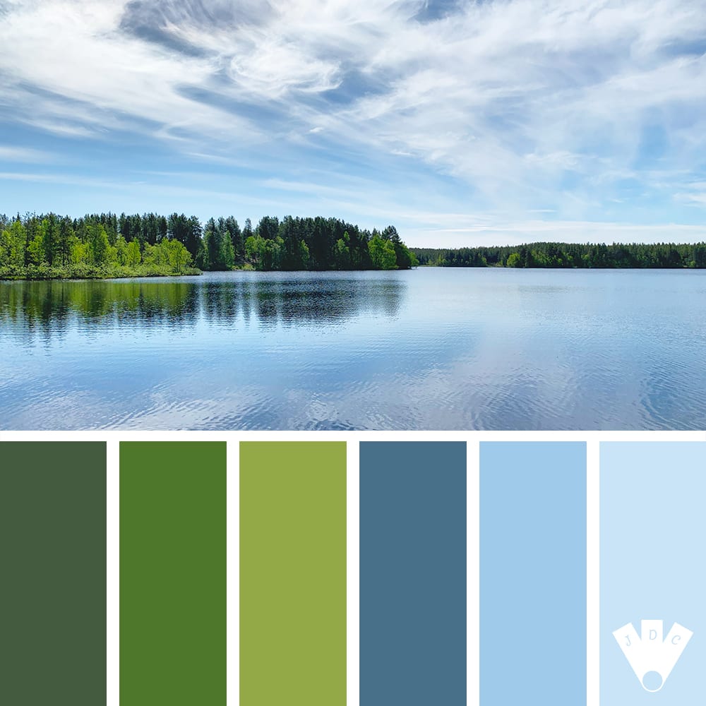 color palette à partir d'une photo d'un lac entouré d'arbres.
