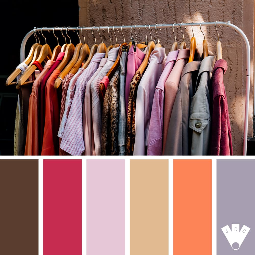 color palette à partir d'une photo d'un porte-vêtements avec des vêtements colorés accrochés dessus.