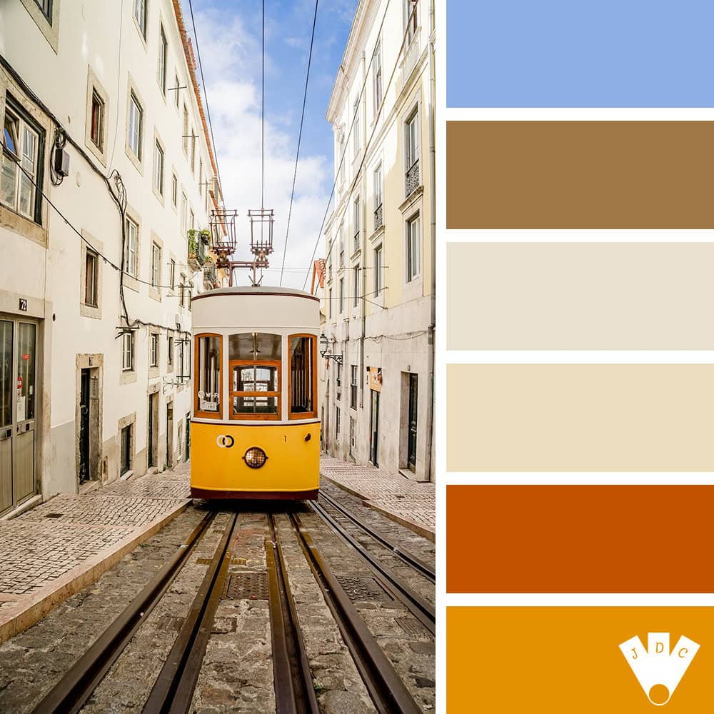 Palette de couleurs inspirée d'un tramway jaune dans une rue pavée du Portugal.