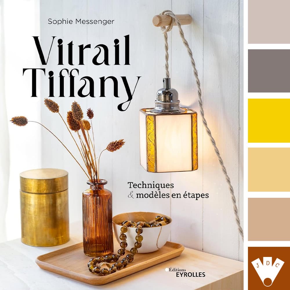 Couverture du livre "Vitrail Tiffany : Techniques et modèles en étapes" de Sophie Messenger. L'image montre un luminaire en vitrail Tiffany suspendu, des outils de travail et une palette de couleurs inspirantes.